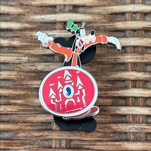 WALT DISNEY WORLD 2003 Goofy "A Magical Place to Be" Cinderella Castle Icon Pin